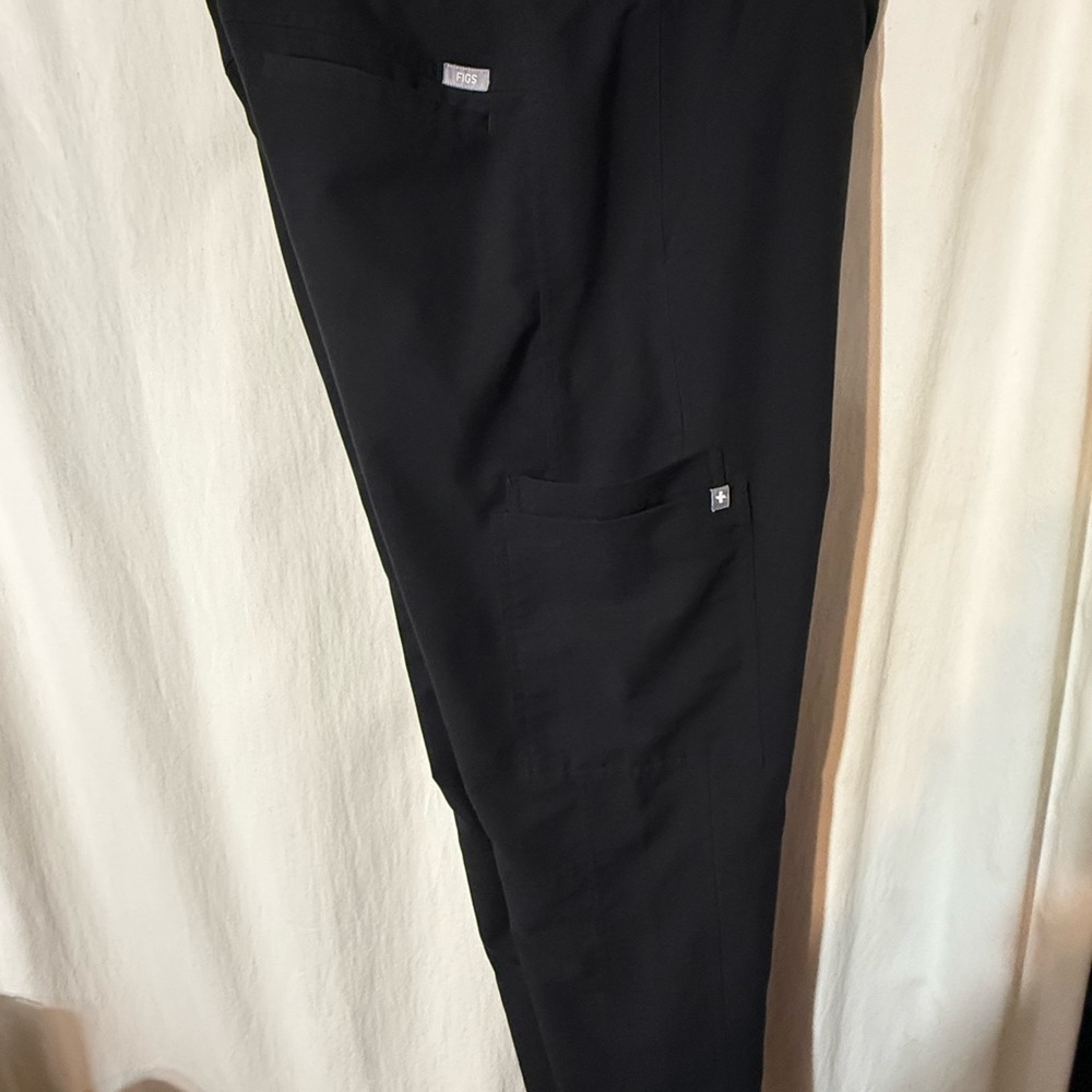 Figs Men's Black Cargo Scrub Pants